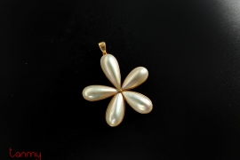 Pearl pendant attached with 14k gold